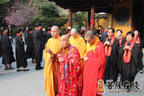 上海龙华古寺举行2015年清明祭祖水陆法会之熏坛洒净