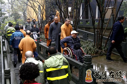 灵隐寺-烟雨美景中的杭州灵隐寺迎来百位残疾人参观礼佛
