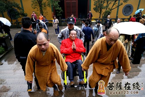 灵隐寺-烟雨美景中的杭州灵隐寺迎来百位残疾人参观礼佛