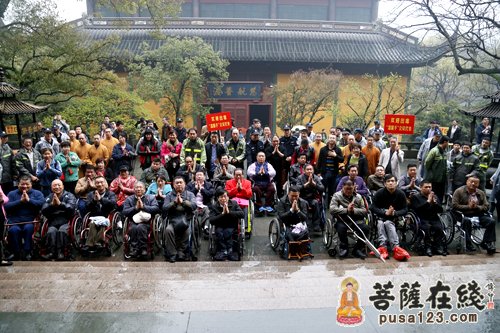 灵隐寺-烟雨美景中的杭州灵隐寺迎来百位残疾人参观礼佛