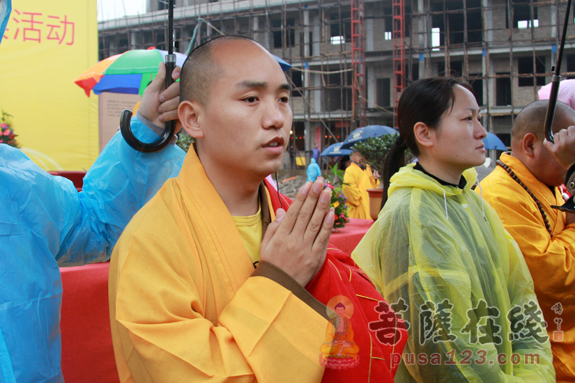 大冶目莲寺住持文慧法师唱三宝歌(图片来源:菩萨在线 摄影:妙梵)