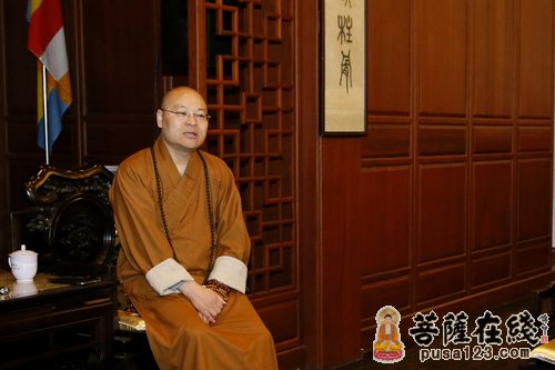 海外华文媒体高层考察团前往杭州灵隐寺体验佛教文化