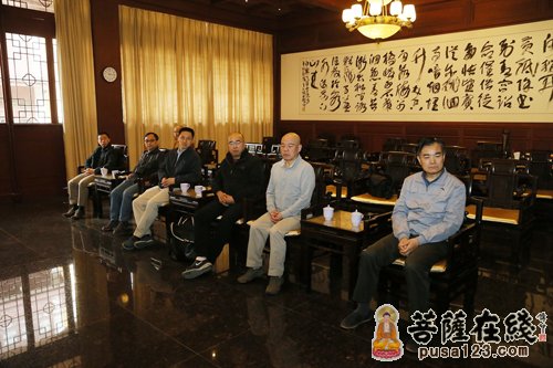 海外华文媒体高层考察团前往杭州灵隐寺体验佛教文化