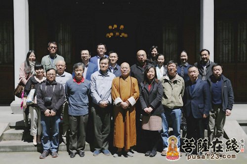 海外华文媒体高层考察团前往杭州灵隐寺体验佛教文化