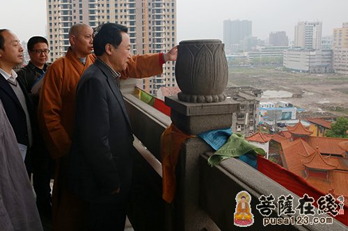 湖北省人大常委谭徽在一行参访荆州章华寺