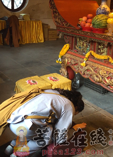 居士跪拜(图片来源:菩萨在线)