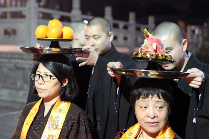 上佛供儀式(圖片來源:菩薩在線 攝影:妙雨)