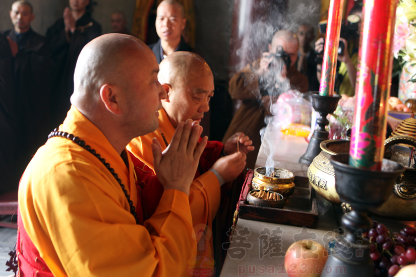 慧光大和尚(左),圣富法师(右)拈香(图片来源:菩萨在线 摄影:妙雨)
