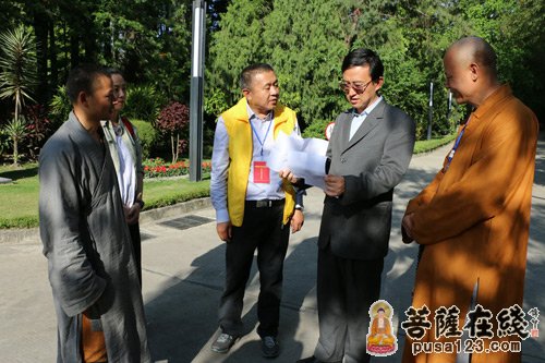 中国佛教协会-中国佛教协会救援团抵达尼泊尔开展慰问救灾
