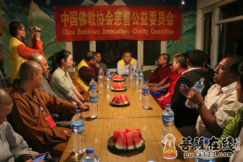 中国佛教协会-中国佛教协会救援团抵达尼泊尔开展慰问救灾