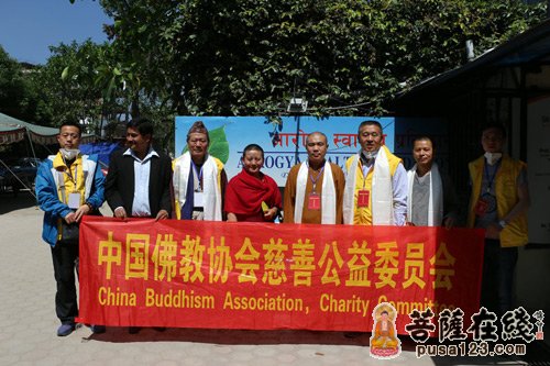 中国佛教协会-中国佛教协会救援团抵达尼泊尔开展慰问救灾