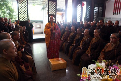 摄影:妙雨)随后新戒们至诚恭敬礼请常学法师为本次传戒开堂大师父,礼