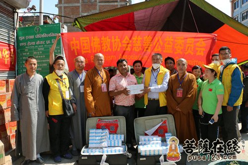 中国佛教协会-中国佛教协会捐赠灾区首批帐篷运抵尼泊尔
