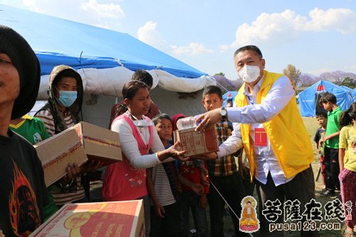 中国佛教协会-中国佛教协会捐赠灾区首批帐篷运抵尼泊尔