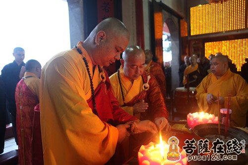果朗法师,果硕法师拈香(图片来源:菩萨在线 摄影:妙善)