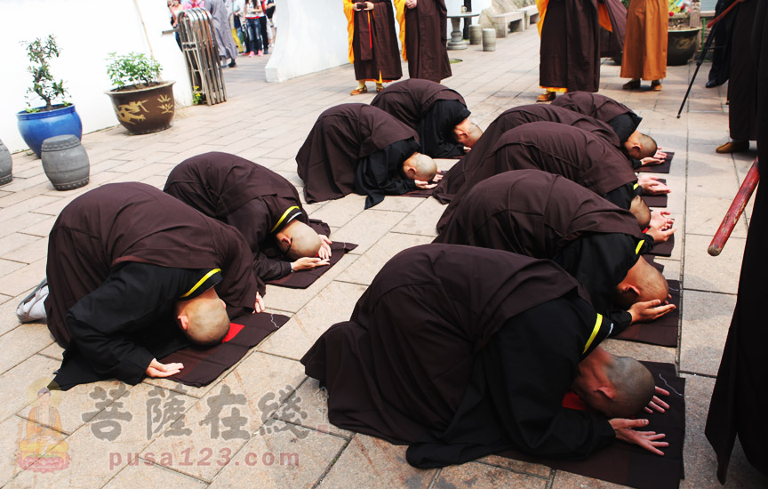 新戒弟子虔诚跪拜(图片来源:菩萨在线 摄影:妙善)