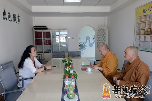 普陀山-普陀山佛协副会长定明法师一行慰问幼儿园儿童