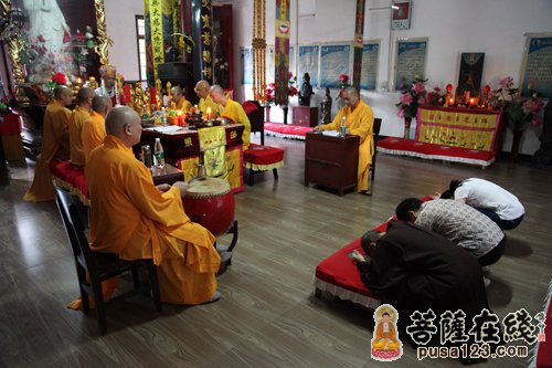 虔诚礼拜章华寺方丈心继法师主法湖北章华寺为东方之星难逝者举行放