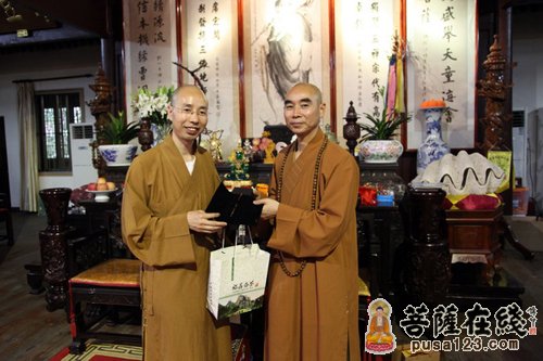 香港善来精舍界悦法师一行参访宁波天童禅寺