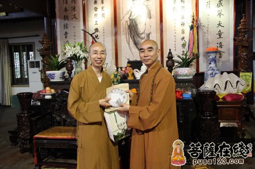 香港善来精舍界悦法师一行参访宁波天童禅寺