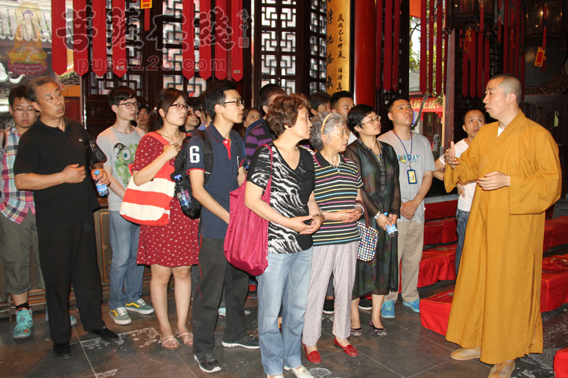 法师带领信众参观游览玉佛寺(图片来源:菩萨在线 摄影:妙