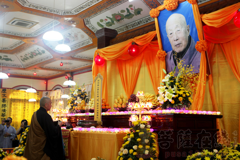             文龙大和尚虔诚礼拜