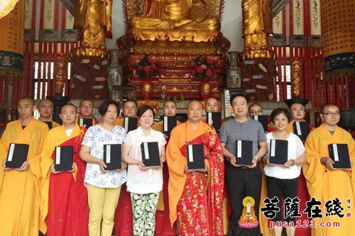 万寿寺-沈定波居士向上海万寿寺捐赠《大般若波罗蜜多经》经书