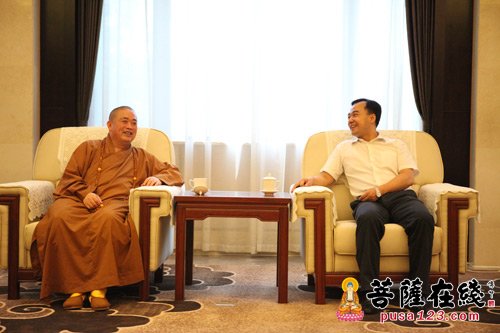何雄-永信方丈与濮阳市委书记何雄一行视察清丰普照寺