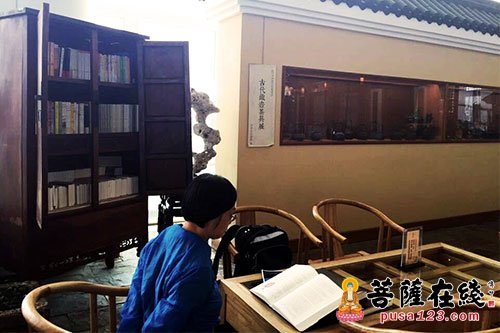 灵隐寺-杭州灵隐寺云林图书馆在萧山机场候机区设立漂流书架