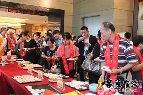 慈善-上海龙华古寺举行2015年净素月饼品尝·公益普茶会