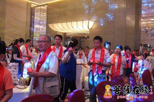慈善-上海龙华古寺举行2015年净素月饼品尝·公益普茶会