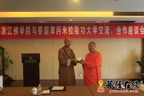 泰国摩诃朱拉隆功大学副校长沙威一行参访雪窦山资圣禅寺