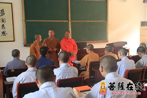 泰国摩诃朱拉隆功大学副校长沙威一行参访雪窦山资圣禅寺