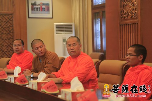 泰国摩诃朱拉隆功大学副校长沙威一行参访雪窦山资圣禅寺