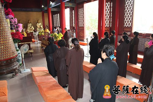 导读:     "金刀剃下娘生发,除却尘劳不净身.