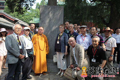 永信方丈与宗由贵女士一行在"宗道臣归山纪念碑"前合影留念