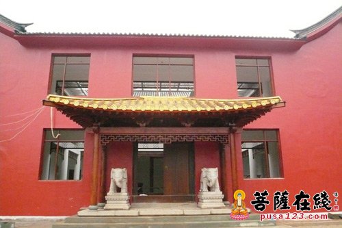 鸡足山-善愿善行——“金鲁班”公司捐赠鸡足山九莲寺东西方丈室门楼