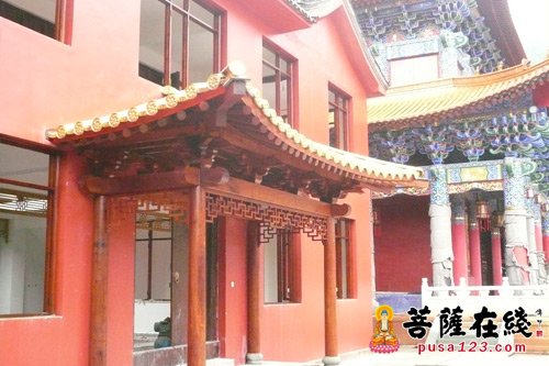 鸡足山-善愿善行——“金鲁班”公司捐赠鸡足山九莲寺东西方丈室门楼