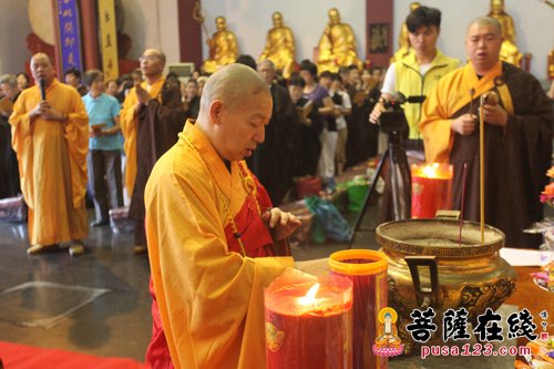 摄影-上海七宝教寺隆重举行中峰三时系念法会
