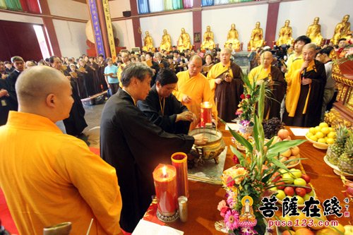 摄影-上海七宝教寺隆重举行中峰三时系念法会
