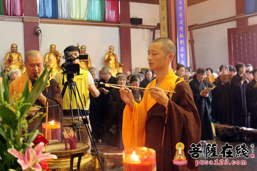 摄影-上海七宝教寺隆重举行中峰三时系念法会