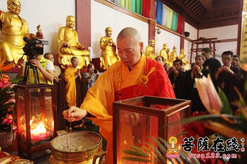 摄影-上海七宝教寺隆重举行中峰三时系念法会