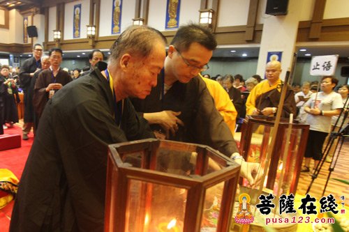 摄影-上海七宝教寺隆重举行中峰三时系念法会