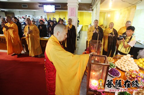 摄影-上海七宝教寺隆重举行中峰三时系念法会