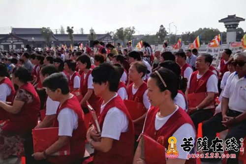 众多学生和家人以及庆云禅寺的四众弟子欢聚广场