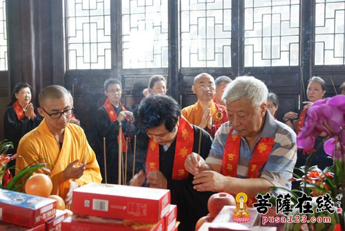 千手观音-佛欢喜日 上海宁国禅寺举行千手观音贴金法会