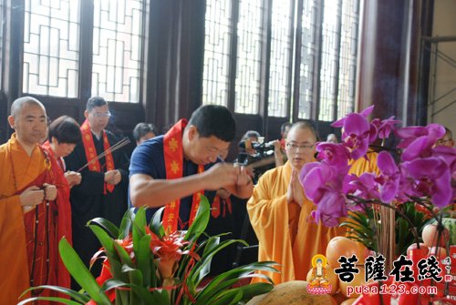 千手观音-佛欢喜日 上海宁国禅寺举行千手观音贴金法会