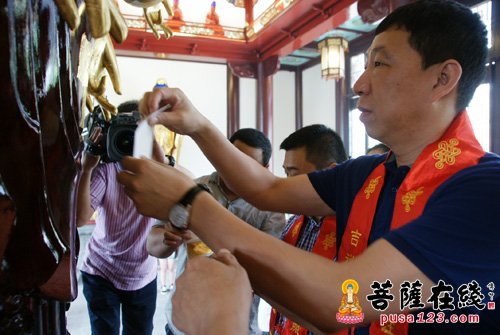 千手观音-佛欢喜日 上海宁国禅寺举行千手观音贴金法会