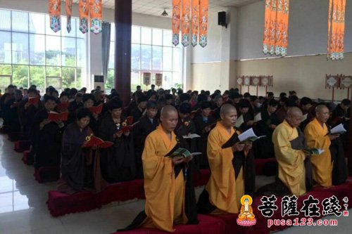 同僧众诵持《盂兰盆经》