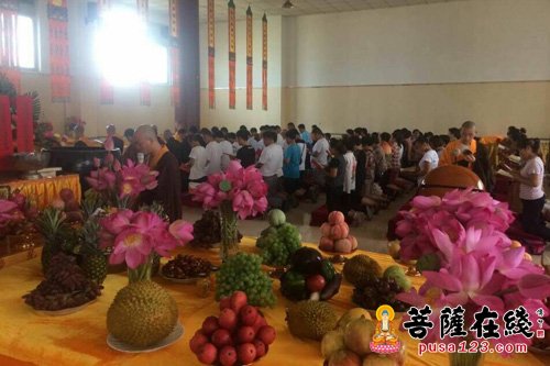 两序大众一齐诵经祈福